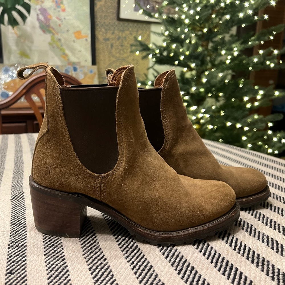 Frye Chelsea boots 9